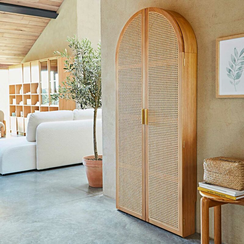 Salon avec bureau dans un placard