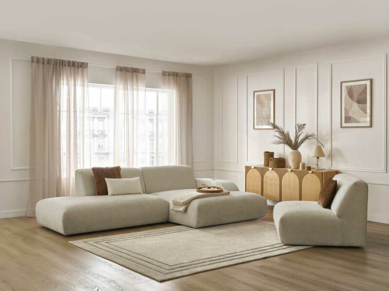 Salon avec canapé XXL minimaliste écru