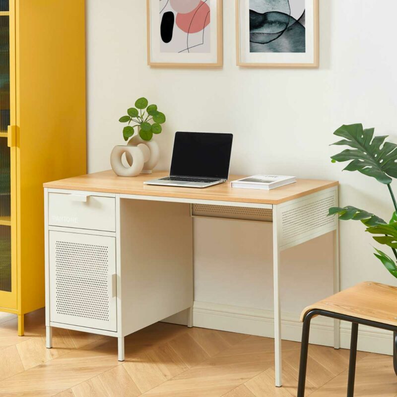 Salon avec un bureau design en métal avec rangements intégrés