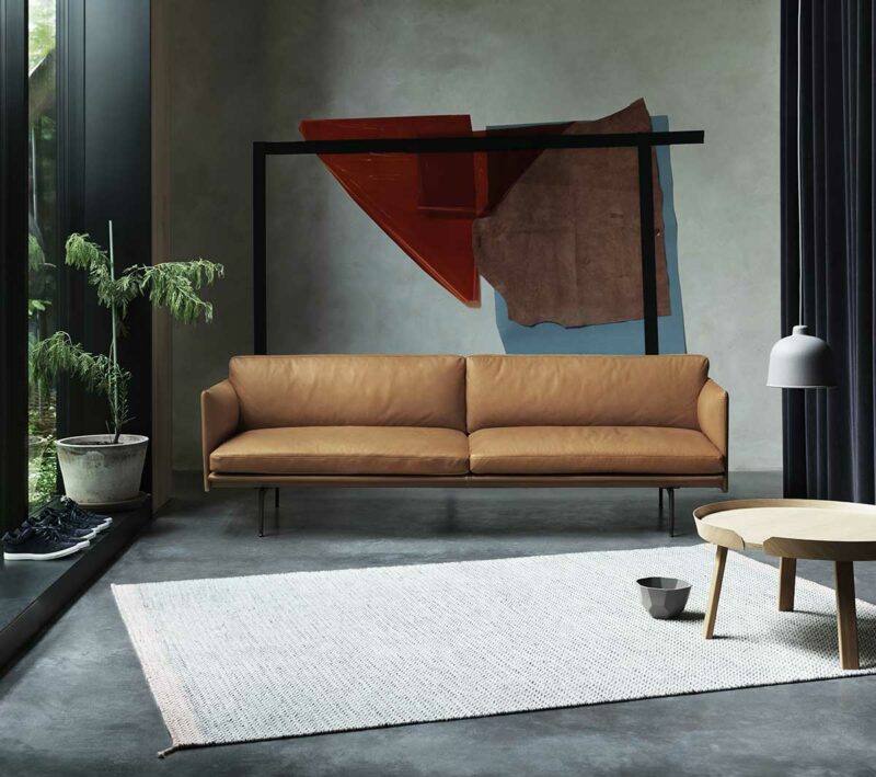 Sobriété cuir cognac : un canapé minimaliste trois places intemporel