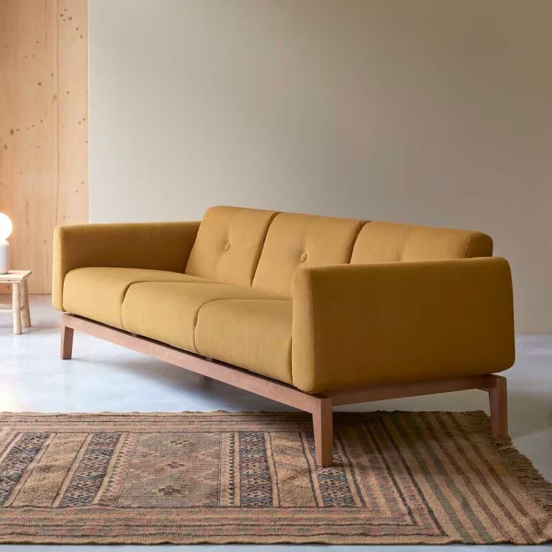 Structure en bois pour ce canapé au look néo-vintage