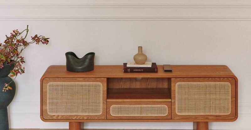 Tendance cannage : meuble TV aux angles arrondis en bois et rotin
