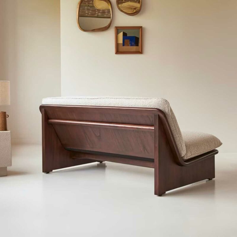 Tissu bouclette et structure bois pour ce canapé au style rétro