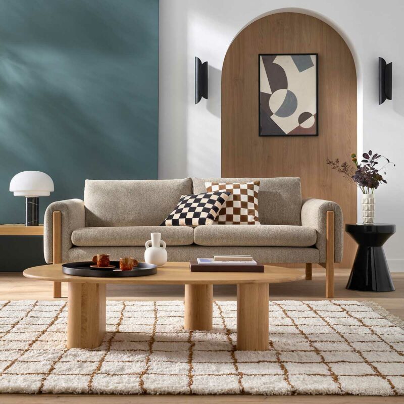 Tissu gris dans le salon : un canapé japandi moderne