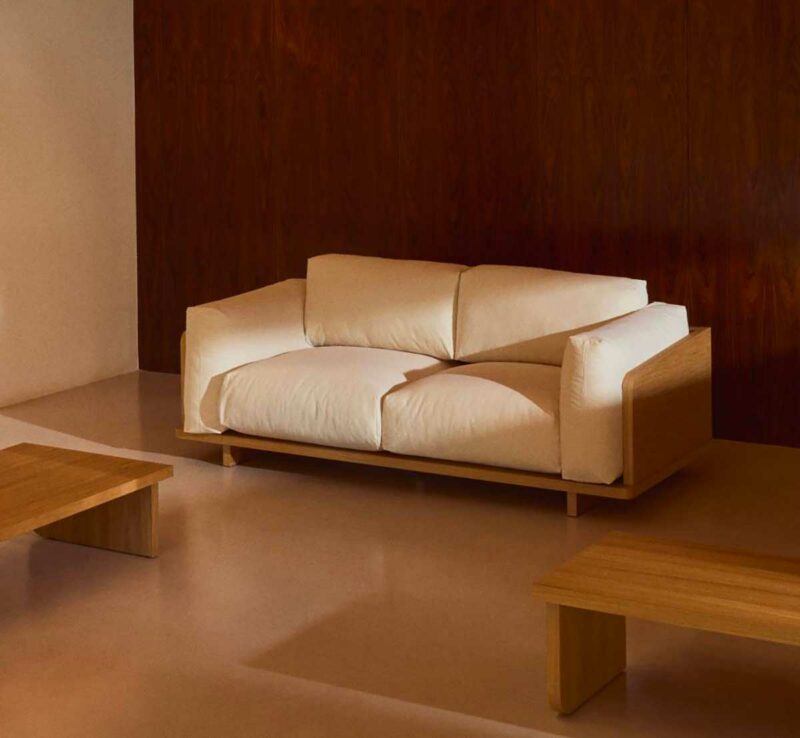 Ultra confortable : un canapé japandi avec une structure bois apparente