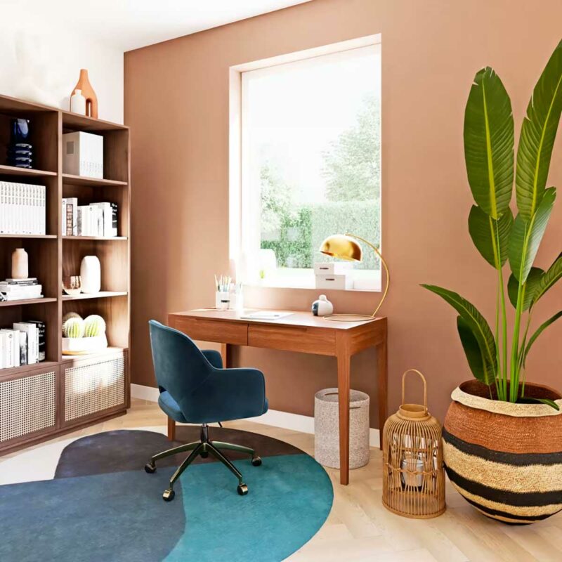 Un bureau avec vue face à une fenêtre