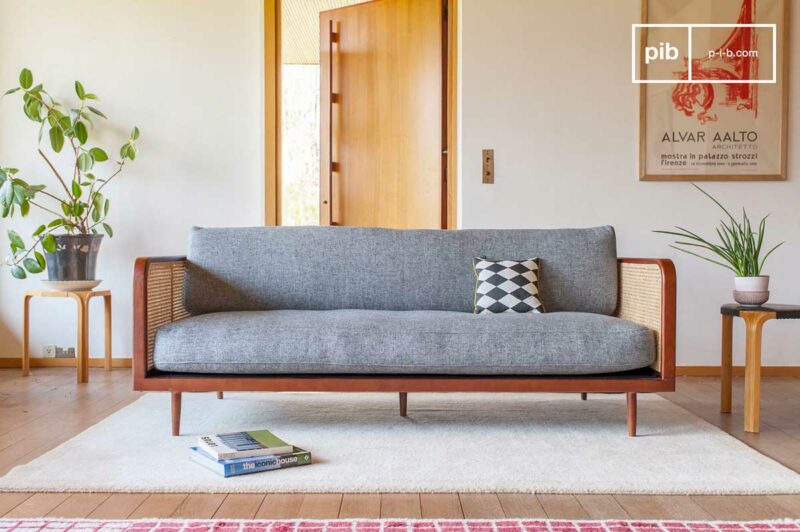 Un canapé au charme scandinave et vintage en bois et cannage