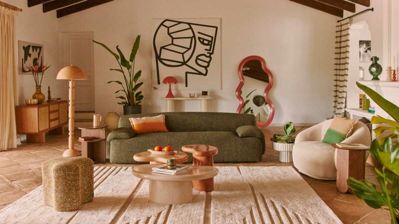 Un canapé minimaliste kaki au cœur d'une déco éclectique réussie