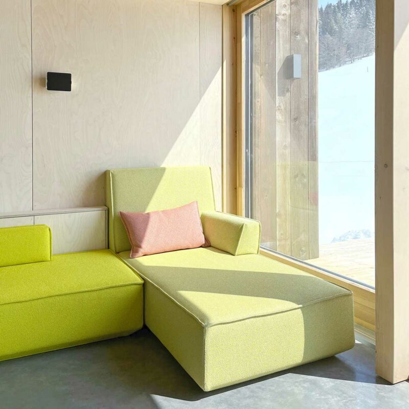 Un canapé minimaliste pensé pour l'architecture contemporaine