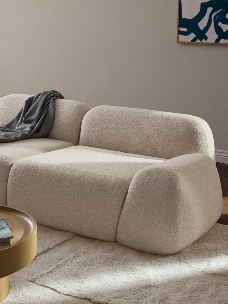 Un salon minimaliste avec un canapé style japandi