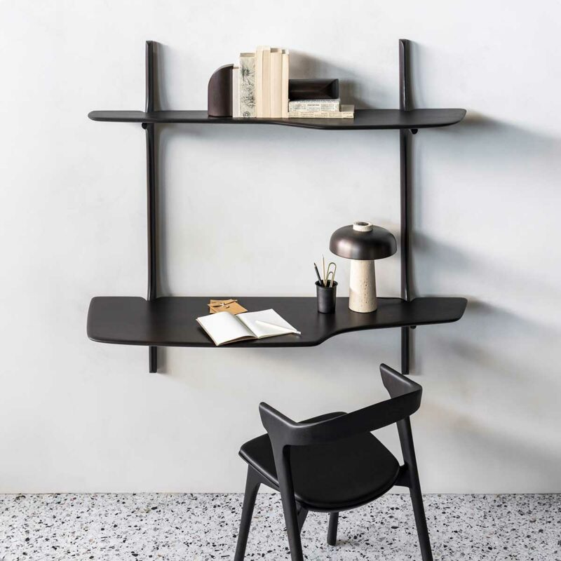 Une étagère de salon avec bureau intégré