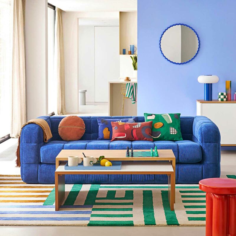 Une touche de bleu dans le salon avec ce canapé esprit vintage