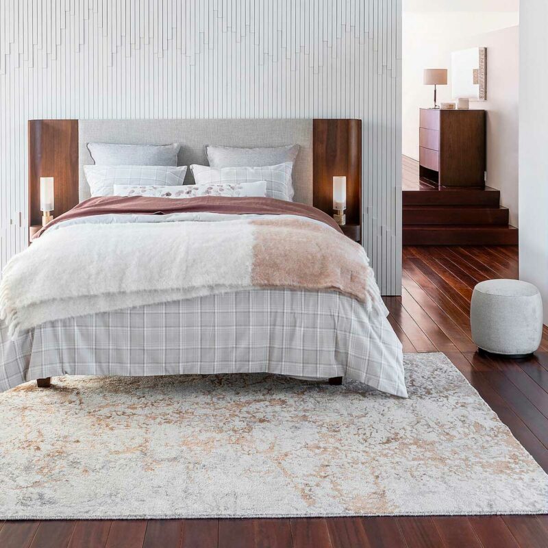 Alcôve contemporaine : tête de lit noyer avec chevets tablettes et passe-câbles