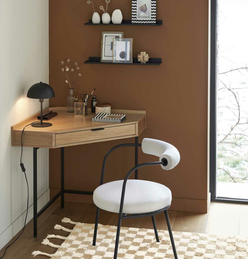 Angle d'un salon aménagé avec un bureau