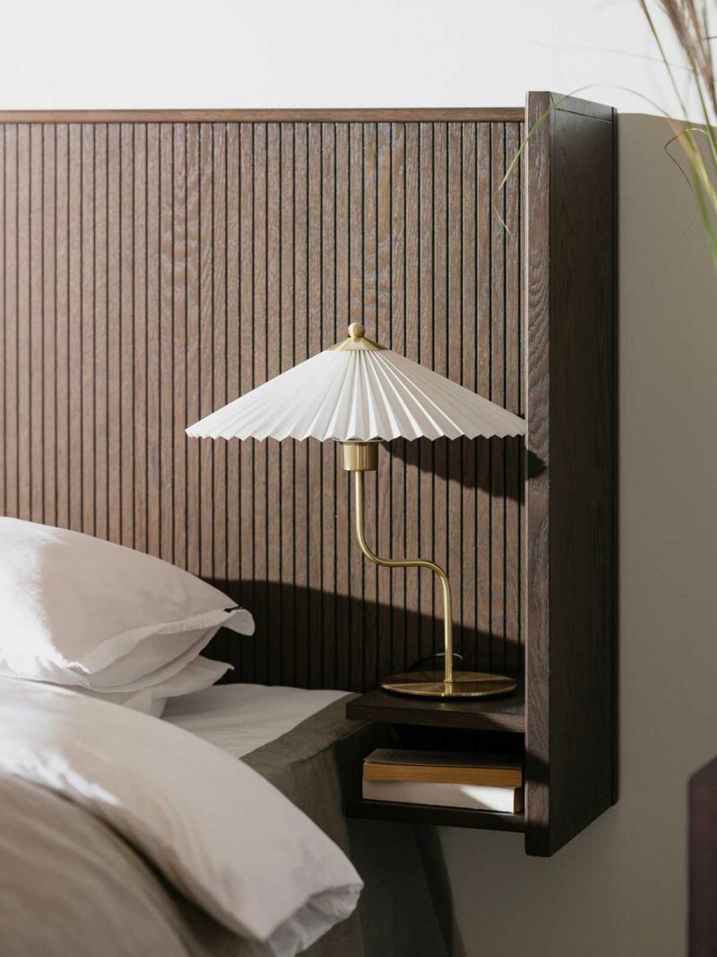 Boiserie contemporaine : tête de lit en chêne avec petit chevet suspendu