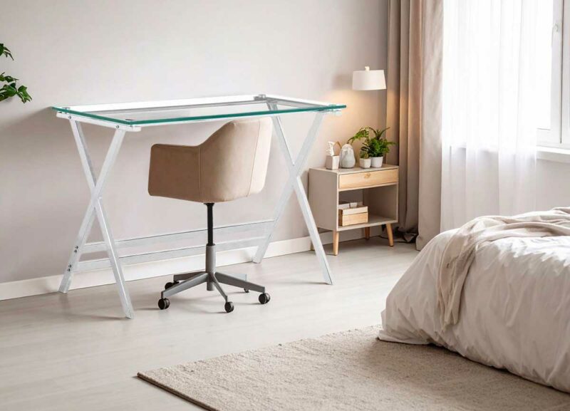 Chambre avec bureau en métal blanc et plateau en verre