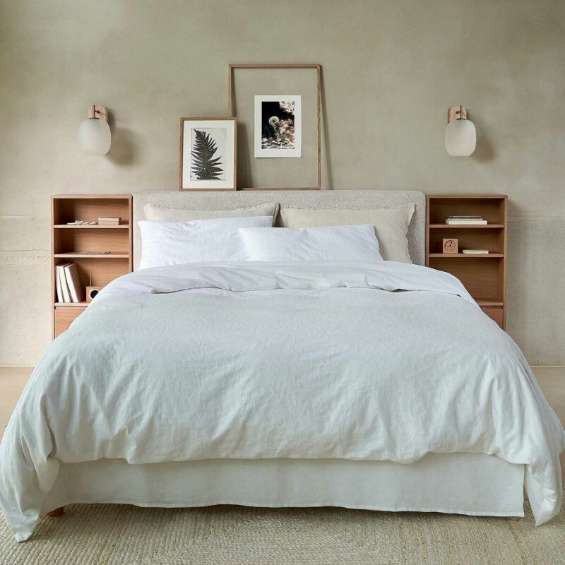 Coup de cœur : tête de lit tissu bouclette et chevet étagère