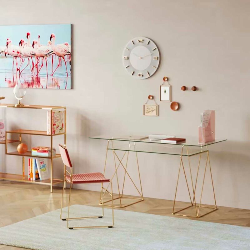 Deux plateaux en verre posés sur des tréteaux dorés