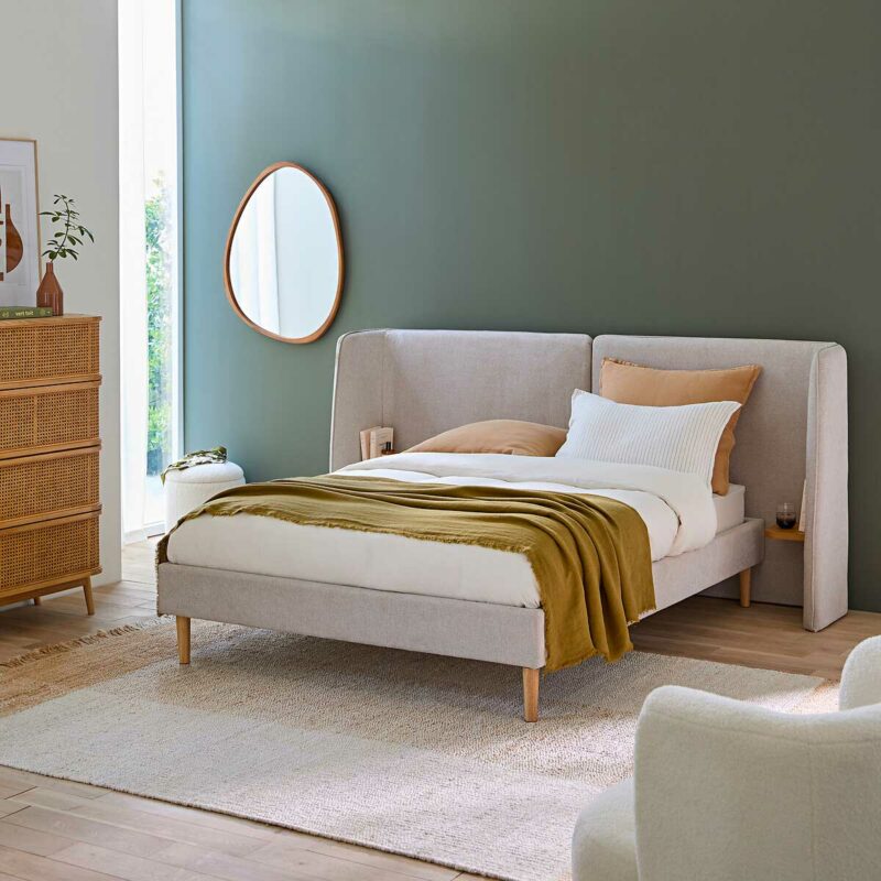 Esprit cocon pour ce lit en tissu rembourré avec tablettes