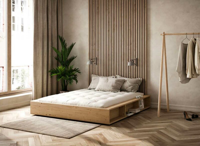 Esprit Japandi pour ce cadre de lit avec rangement comme chevet