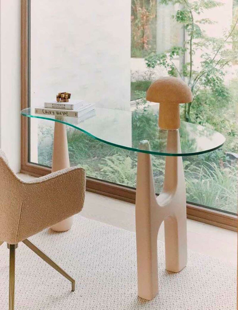 Forme organique pour ce bureau en verre trempé arrondi