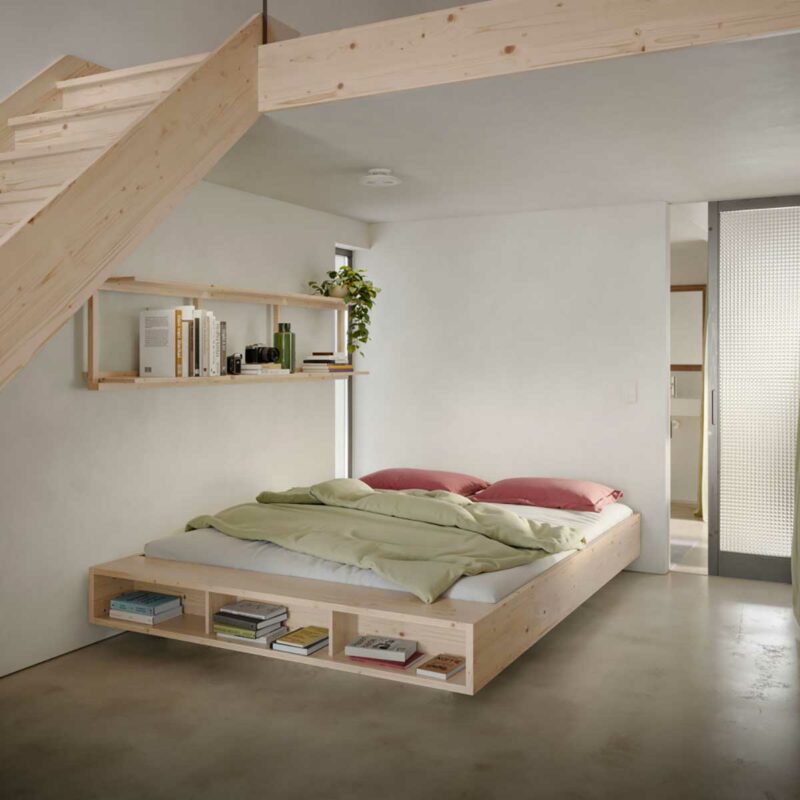 Idée alternative au chevet et à la tête de lit : une étagère en bois