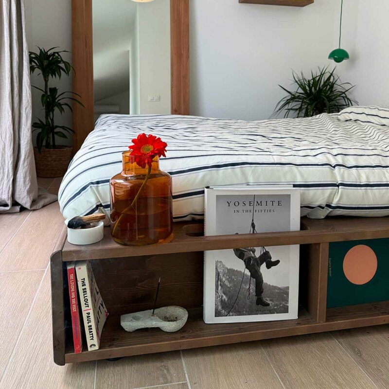 Lit avec chevet intégré sous forme de petits rangements