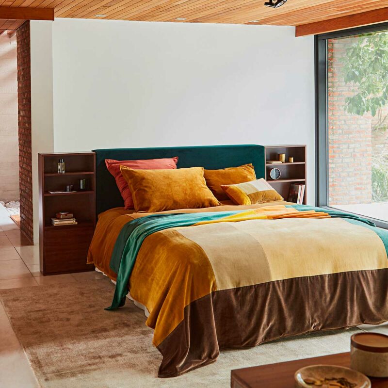 Lit graphique avec tête de lit colorée et grands chevets étagères