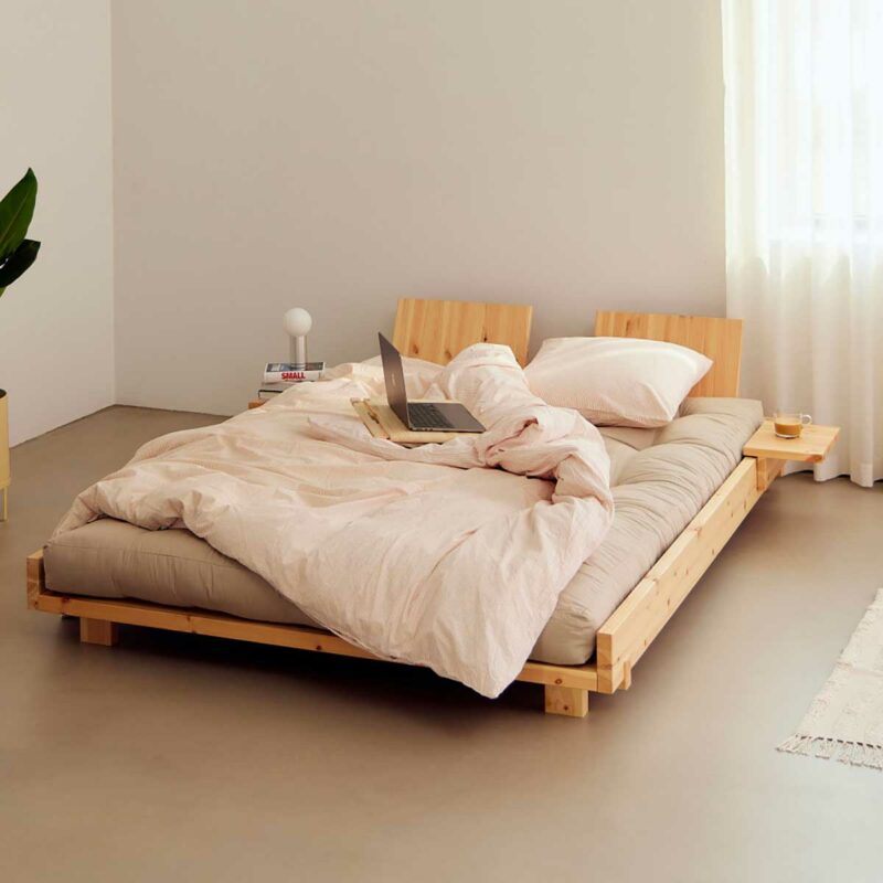 Lit original avec chevets intégrés au cadre