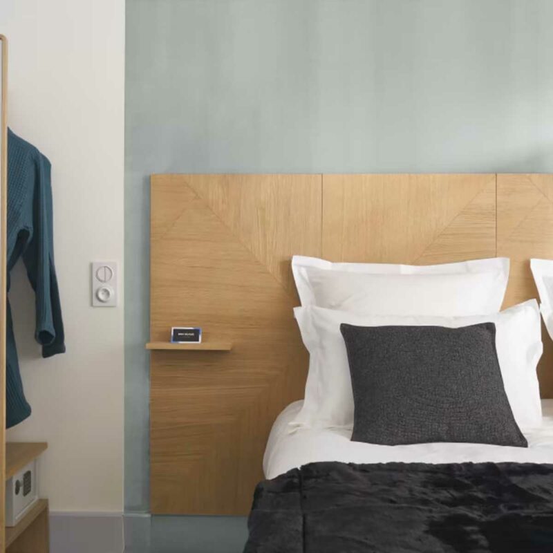 Panneau tête de lit en bois avec étagère-chevet intégrée