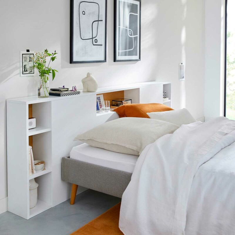 Tables de nuit bibliothèque encastrées dans une tête de lit