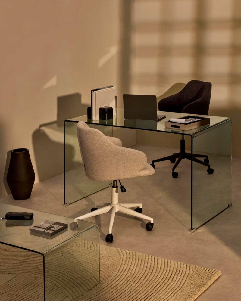 Transparence et simplicité : bureau en verre trempé