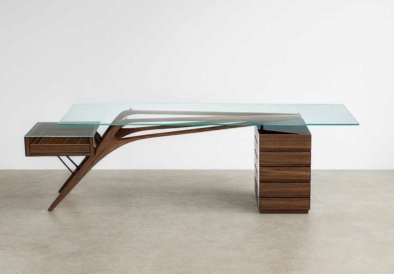 Verre en lévitation, structure en noyer : le bureau Cavour