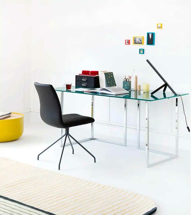 Verre et chrome : un bureau lumineux aux lignes graphiques