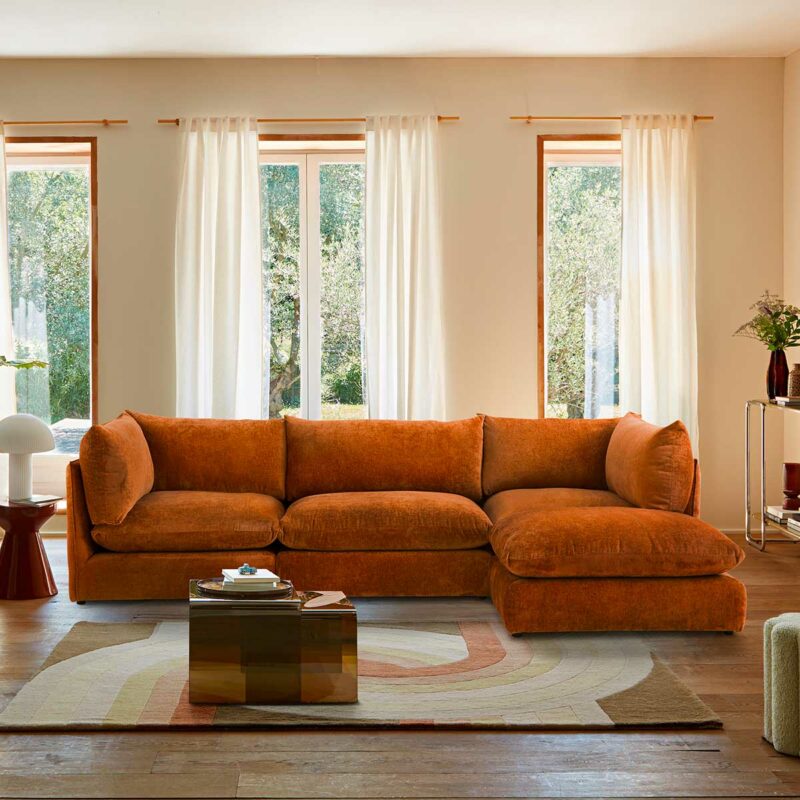 Un canapé en velours texturé qui réchauffe l’atmosphère