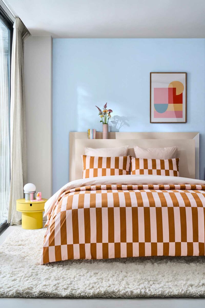 Chambre avec housse de couette à la déco colorée