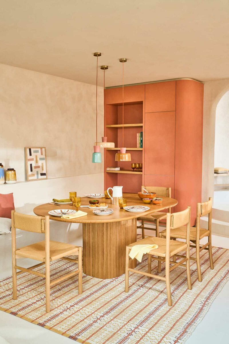 Salle à manger avec déco ensoleillée