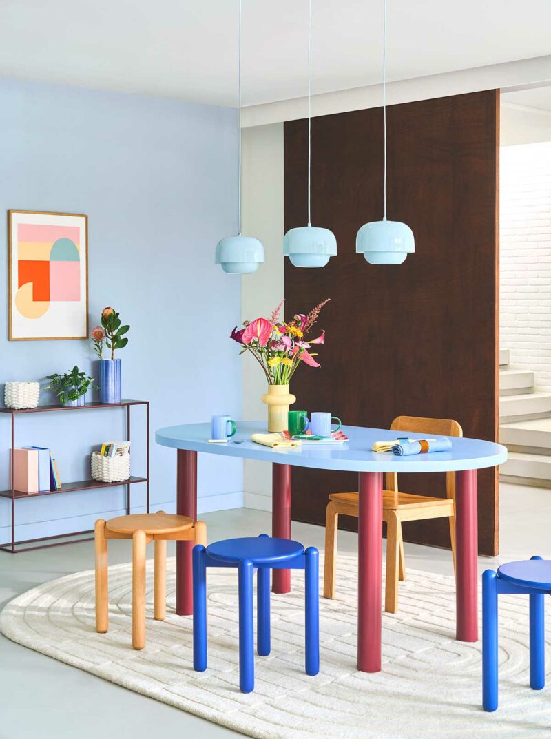 Salle à manger avec mobilier coloré