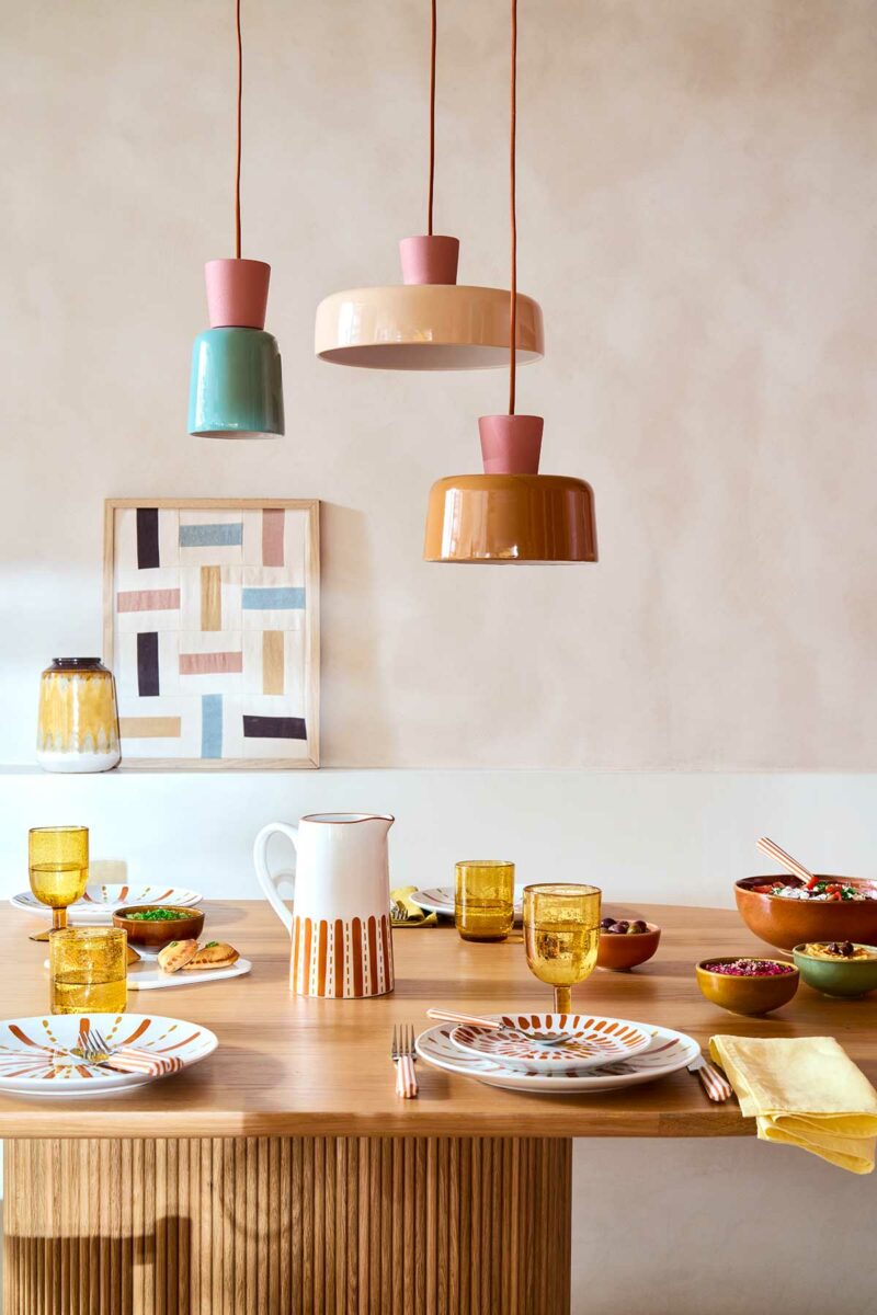 Table à manger avec vaisselle déco ensoleillée