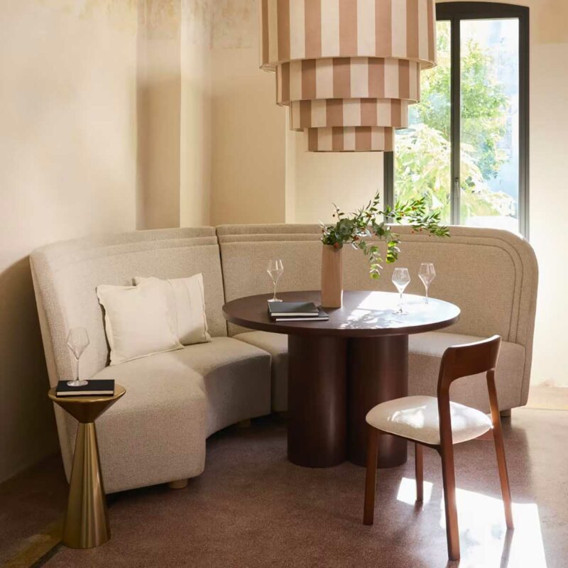 Lina, chaise en bois d’hévéa et textile ivoire