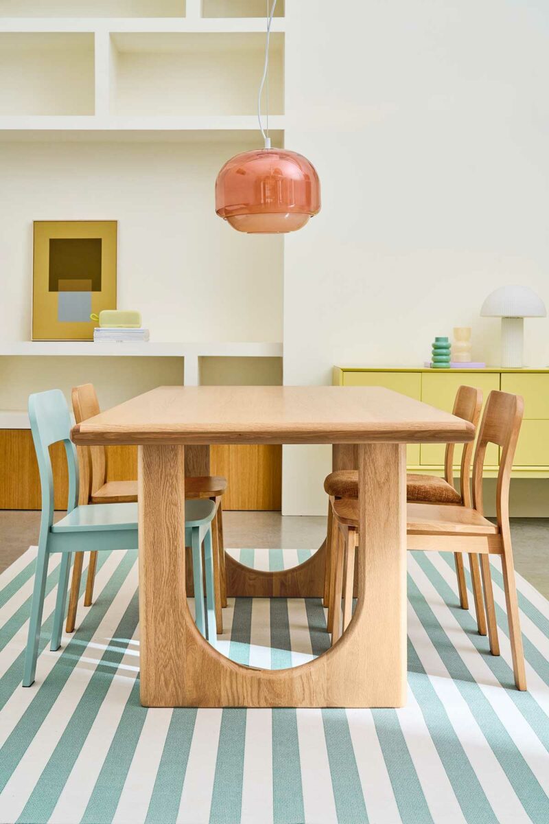 Table douve : piètement sculptural en arche inversée