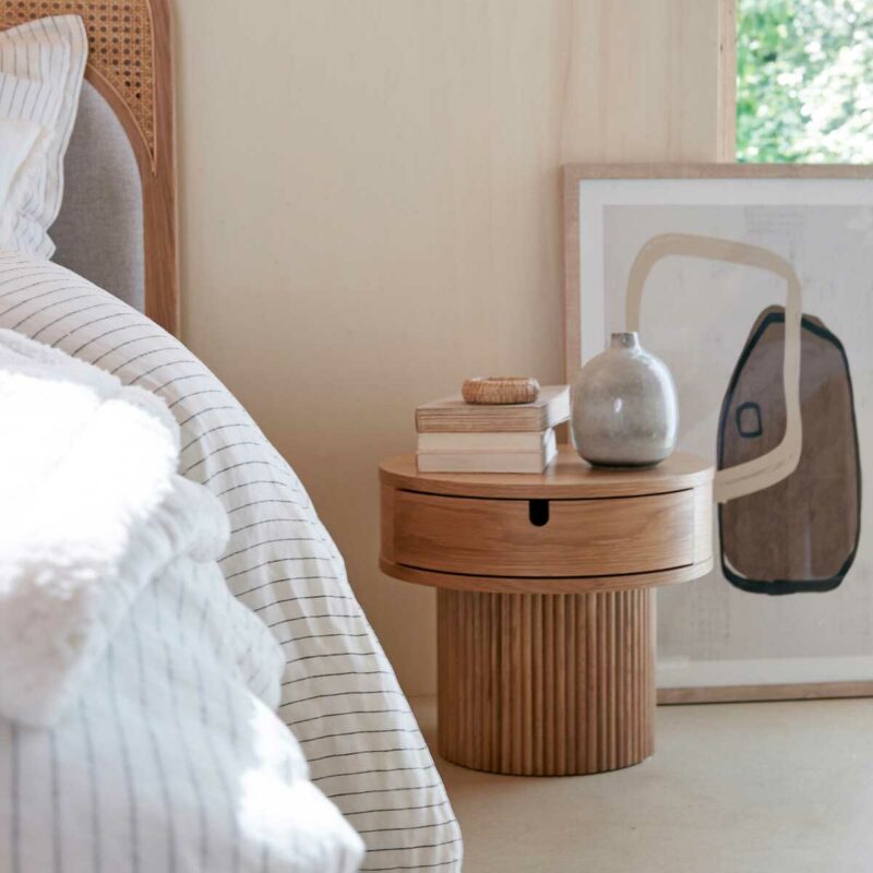 Un chevet aux formes douces et aux détails texturés