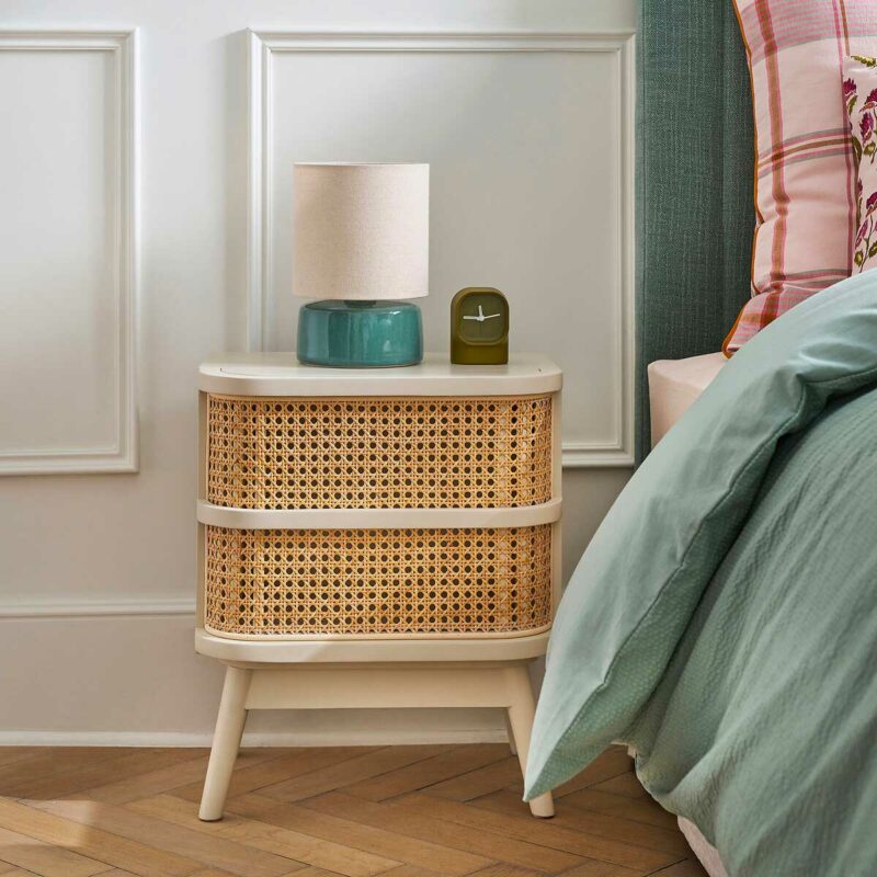 Un chevet en cannage pour apporter une touche naturelle