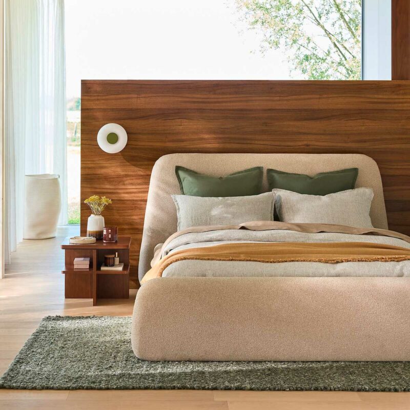 Un lit coffre en tissu texturé pour une chambre à l’esprit architectural