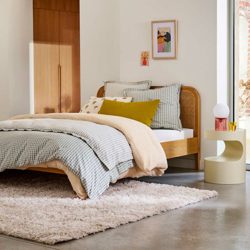 Un lit en chêne et cannage pour adoucir un intérieur contemporain