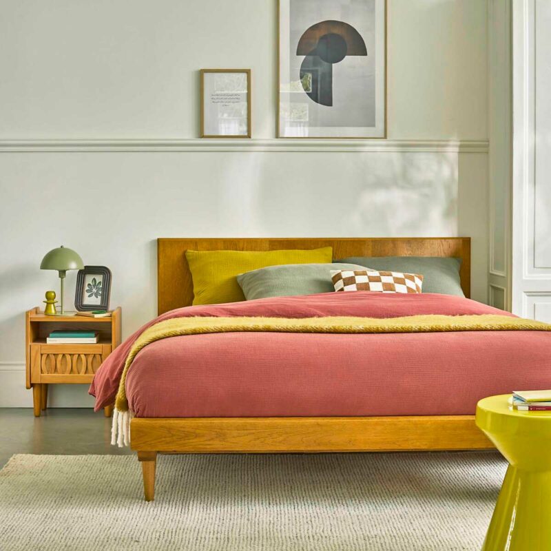 Un lit vintage en chêne aux lignes équilibrées