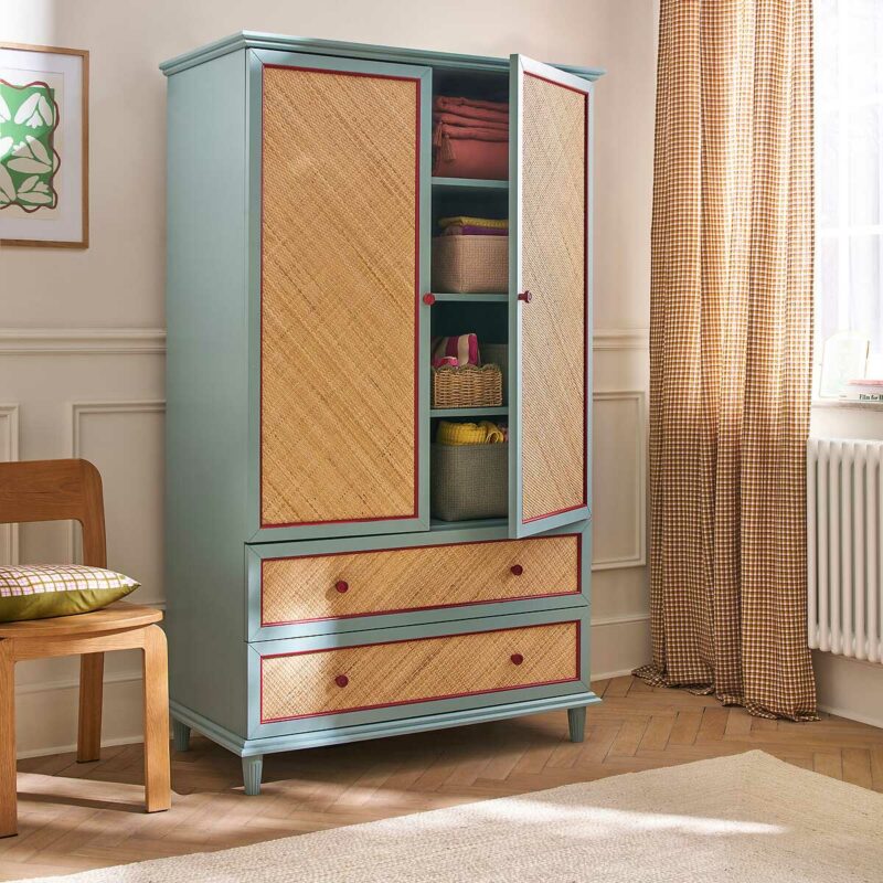 Une armoire en rotin tressé au charme brocante revisité
