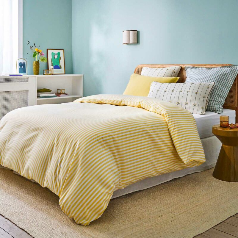 Une housse de couette rayée pour réveiller la chambre