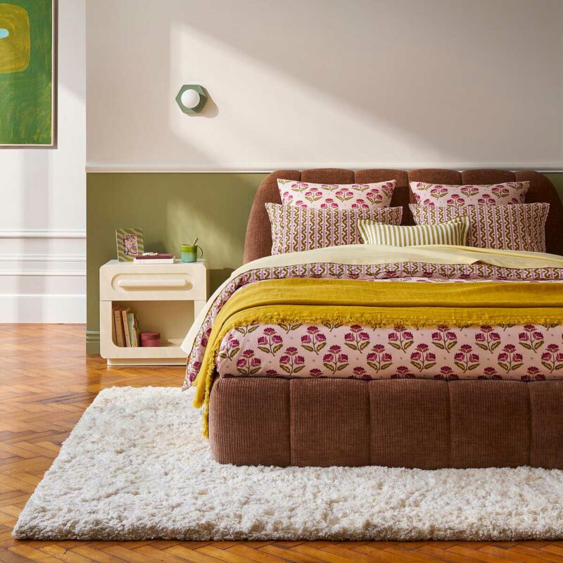 Une taie d’oreiller fleurie pour jouer les associations