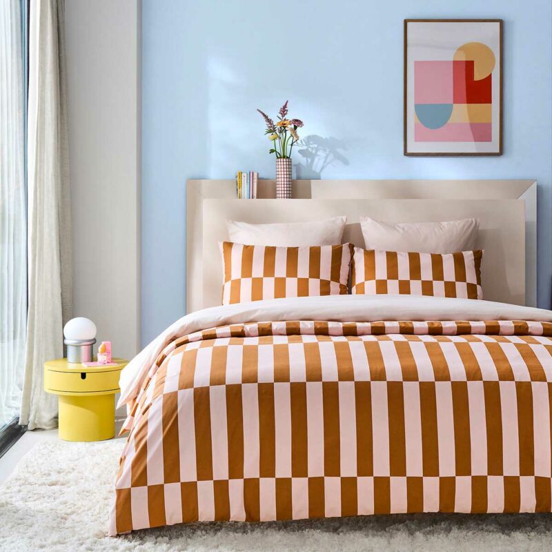 Une tête de lit avec rangements intégrés pour un espace maîtrisé